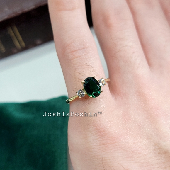 1.95ct Emerald three-stone cocktail ring in 10K yellow gold - Picture 5 of 17